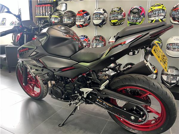 SAVE £300 2025 KAWASAKI Z500 SE IN CANDY PERSIMMON RED