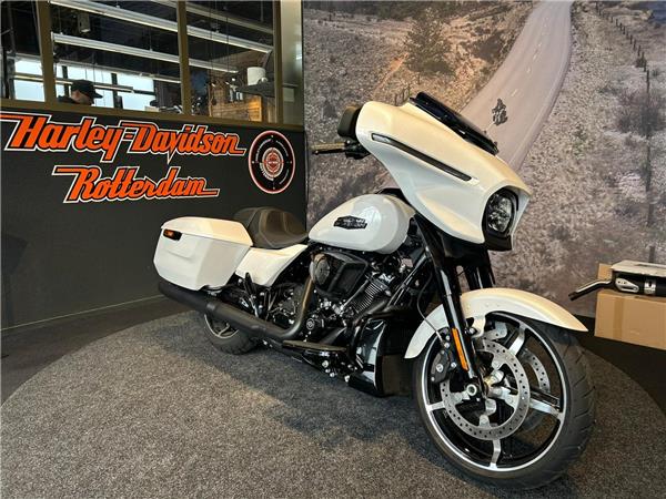 New Harley-Davidson FLHX STREET GLIDE Solid Colour Blacked Out