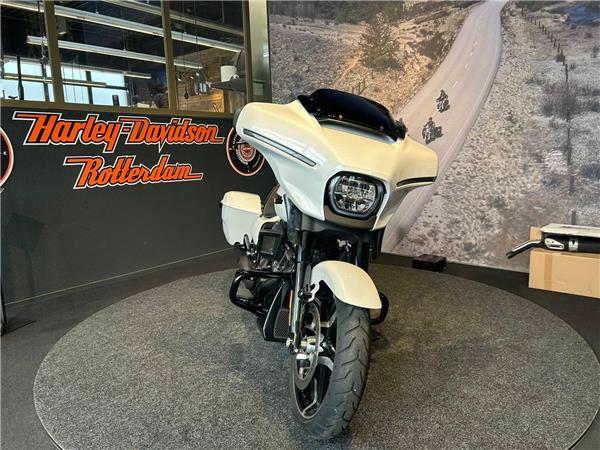 New Harley-Davidson FLHX STREET GLIDE Solid Colour Blacked Out