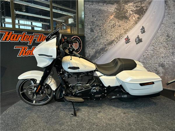 New Harley-Davidson FLHX STREET GLIDE Solid Colour Blacked Out