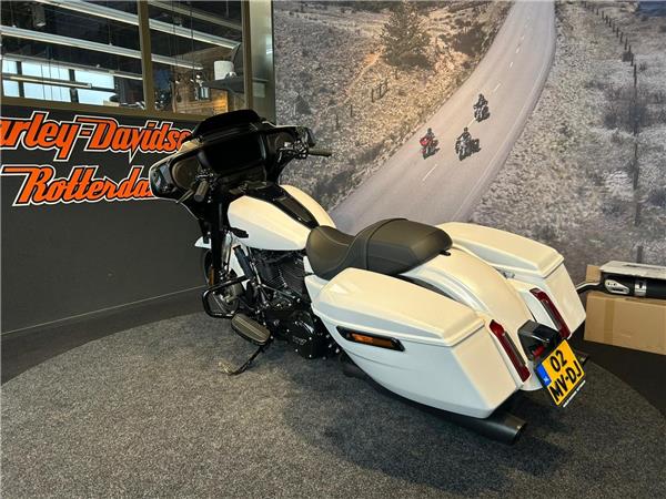 New Harley-Davidson FLHX STREET GLIDE Solid Colour Blacked Out