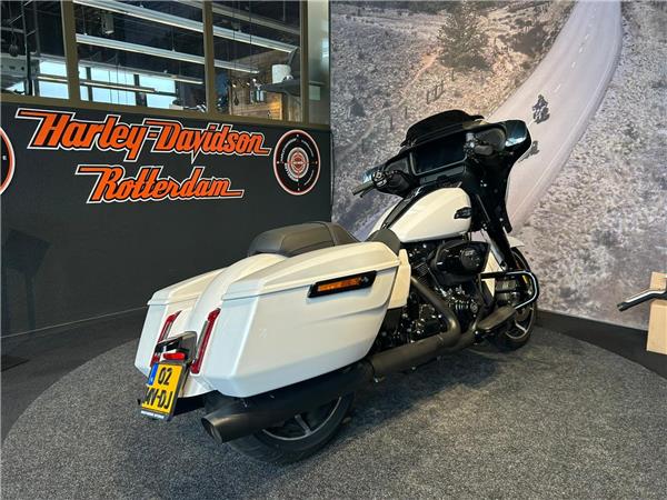 New Harley-Davidson FLHX STREET GLIDE Solid Colour Blacked Out