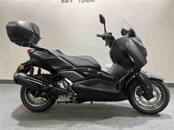 2025 Yamaha X-MAX 300 Tech Max Maroon