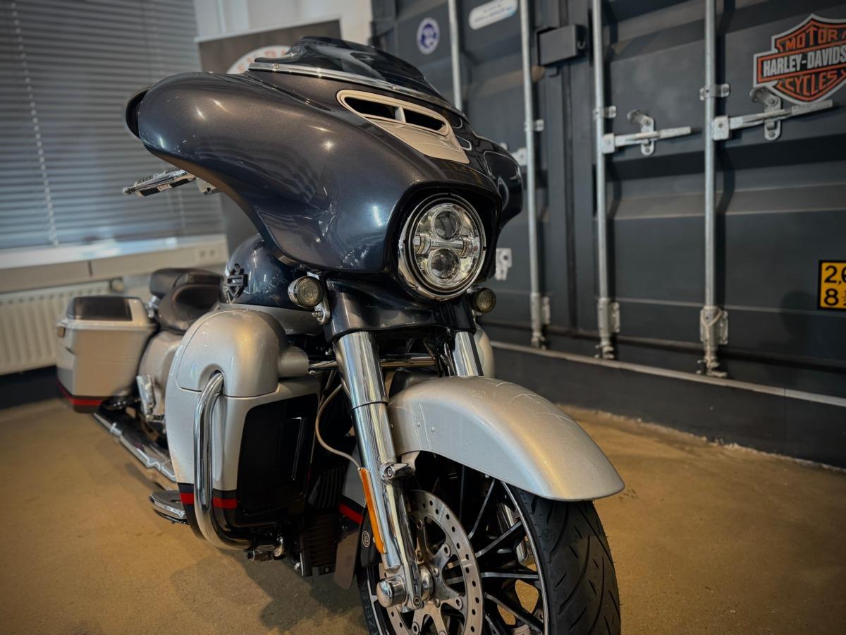 FLHXSE Street Glide CVO 117 