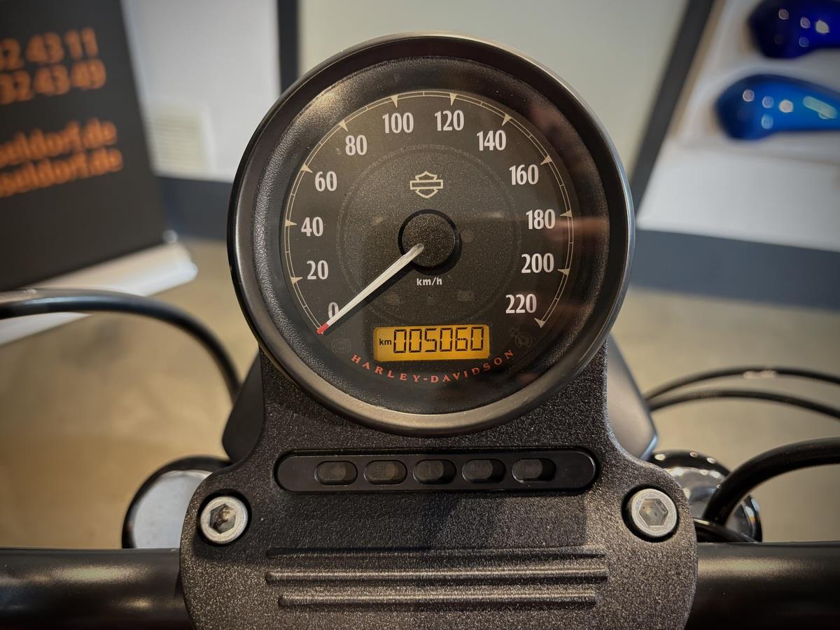 XL883N Iron 