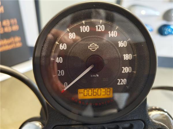 XL883N Iron 