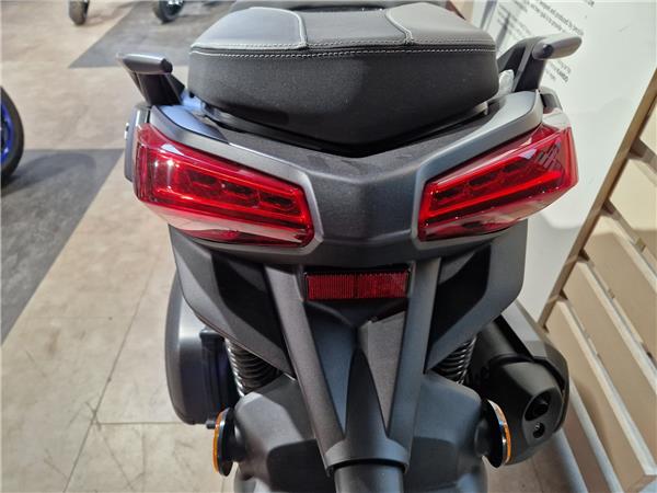 2025 YAMAHA XMAX 300