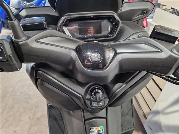 2025 YAMAHA XMAX 300