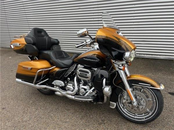 2015 Harley-Davidson CVO Ultra Limited FLHTKSE