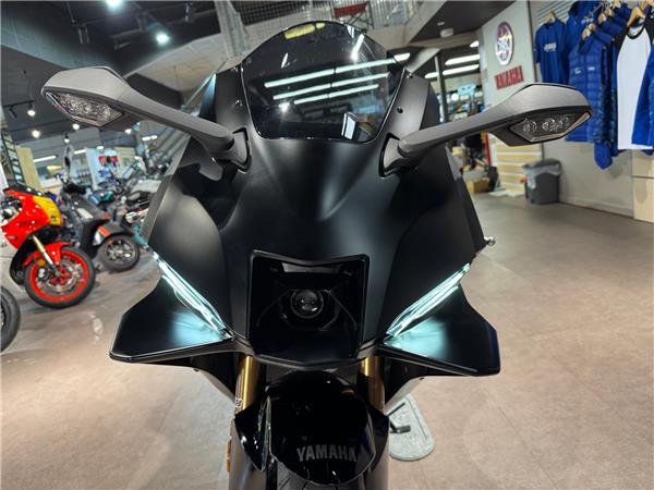 2025 YAMAHA YZF-R9