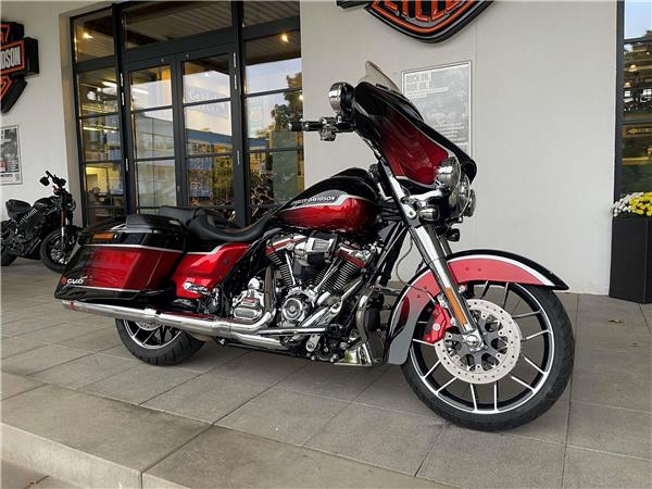 FLHXSE CVO Street Glide mit Jekill&Hyde Auspuff