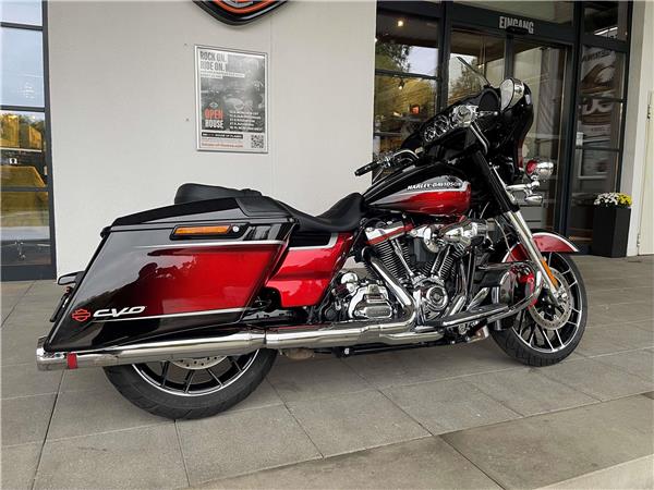 FLHXSE CVO Street Glide mit Jekill&Hyde Auspuff
