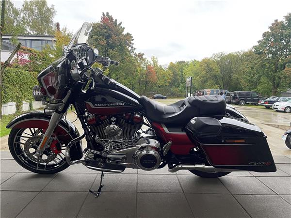 FLHXSE CVO Street Glide mit Jekill&Hyde Auspuff