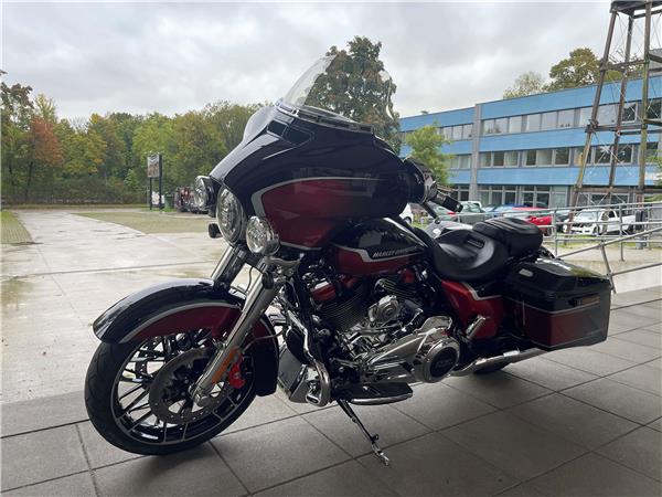 FLHXSE CVO Street Glide mit Jekill&Hyde Auspuff