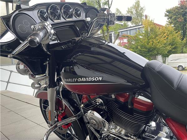 FLHXSE CVO Street Glide mit Jekill&Hyde Auspuff