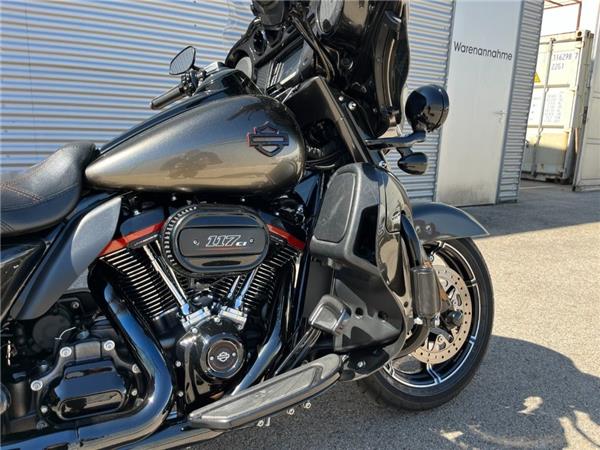 2018 Harley-Davidson CVO Ultra Limited FLHTKSE