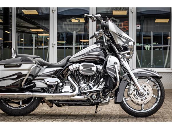 Harley-Davidson CVO STREET GLIDE FLHXSE 110 cui