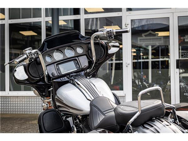 Harley-Davidson CVO STREET GLIDE FLHXSE 110 cui