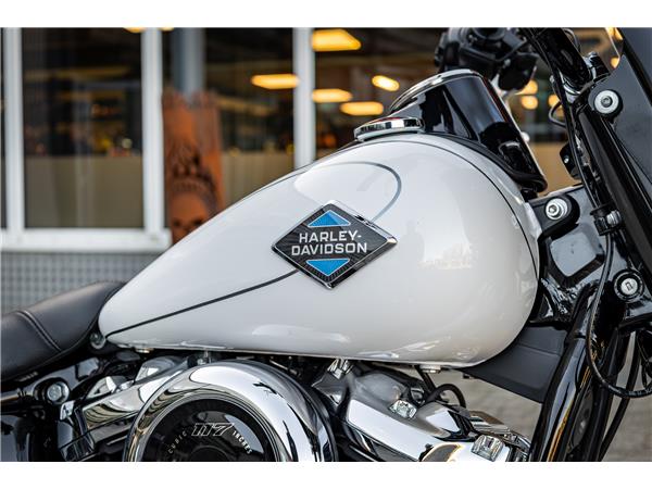Harley-Davidson FLHC Heritage Classic - Jekill & Hyde