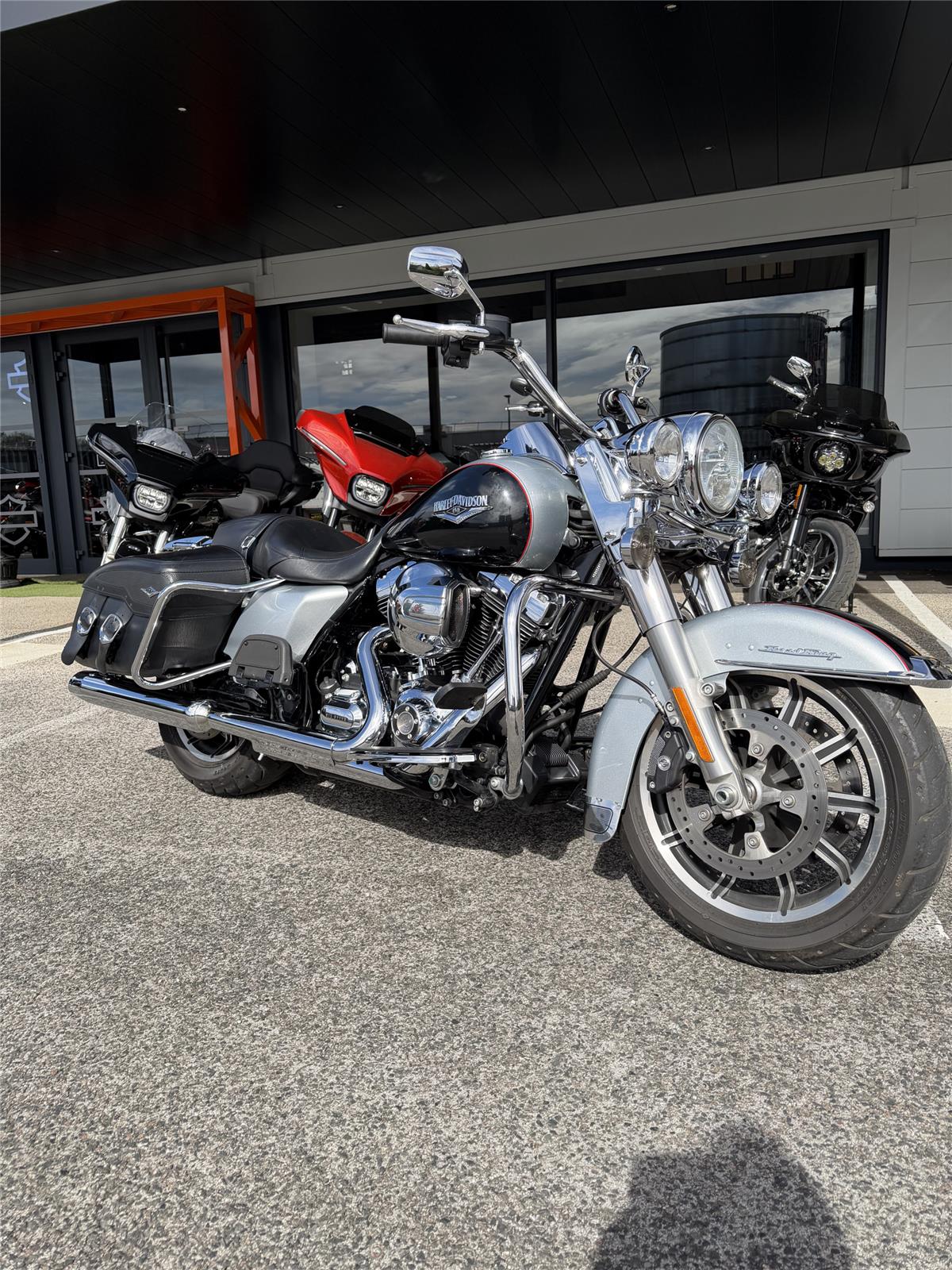 2016 HARLEY-DAVIDSON ROAD KING