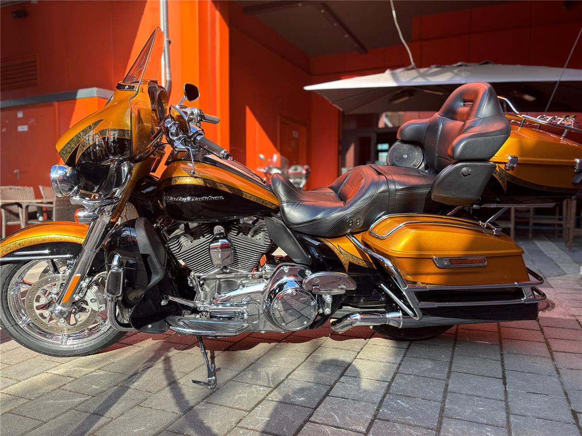 2015 Harley-Davidson CVO Ultra Limited FLHTKSE