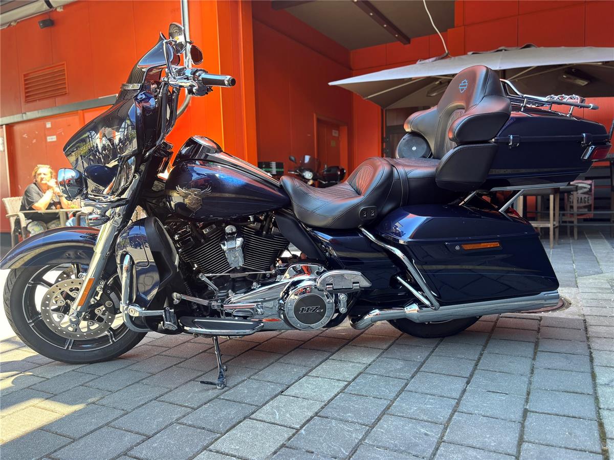 2018 Harley-Davidson CVO Ultra Limited FLHTKSE