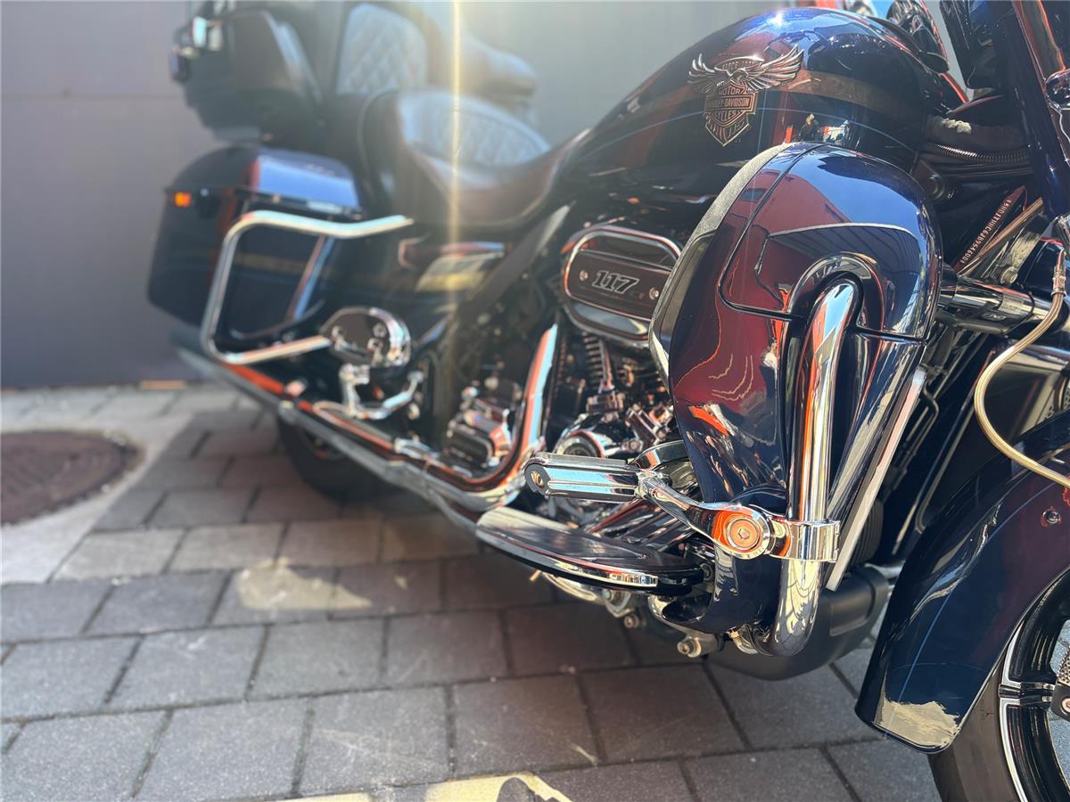 2018 Harley-Davidson CVO Ultra Limited FLHTKSE