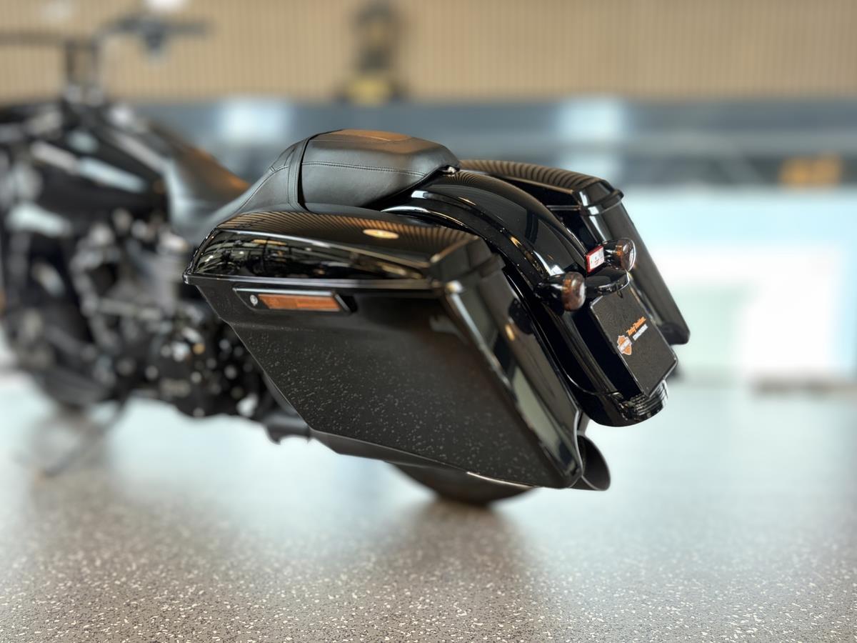 ROAD KING SPECIAL PERFORMANCE BIKE