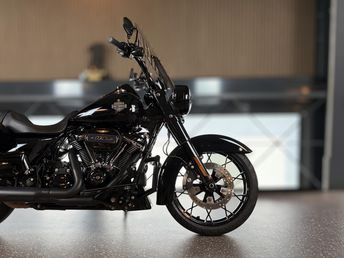 ROAD KING SPECIAL PERFORMANCE BIKE