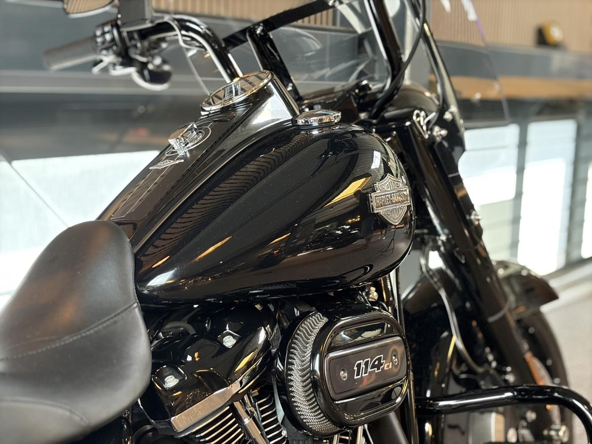 ROAD KING SPECIAL PERFORMANCE BIKE