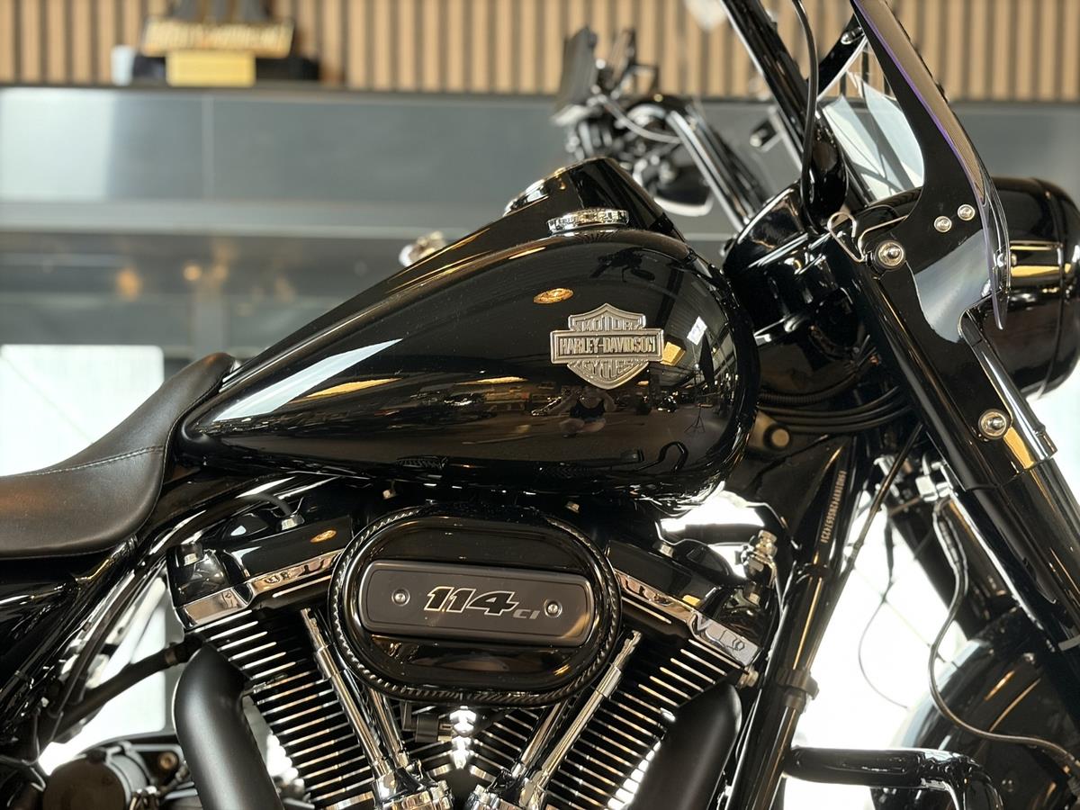 ROAD KING SPECIAL PERFORMANCE BIKE