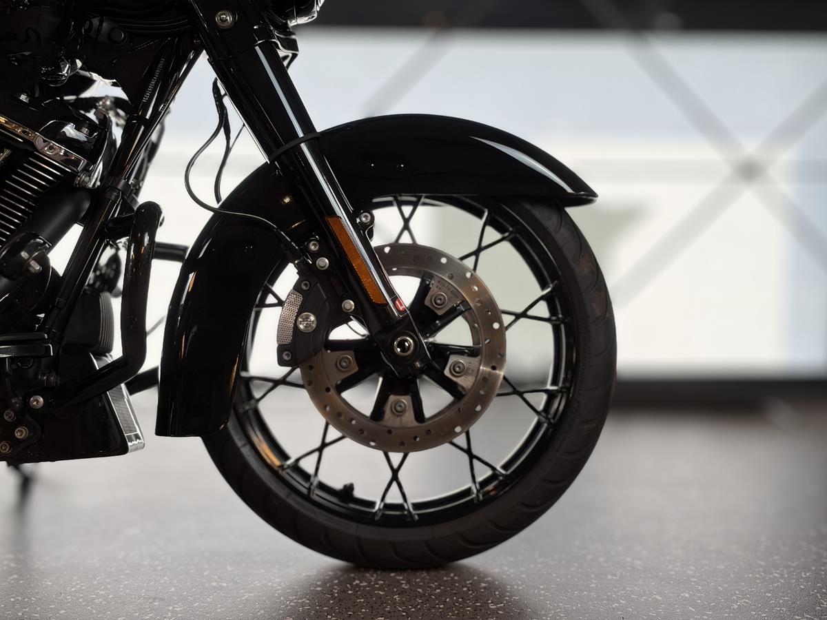 ROAD KING SPECIAL PERFORMANCE BIKE