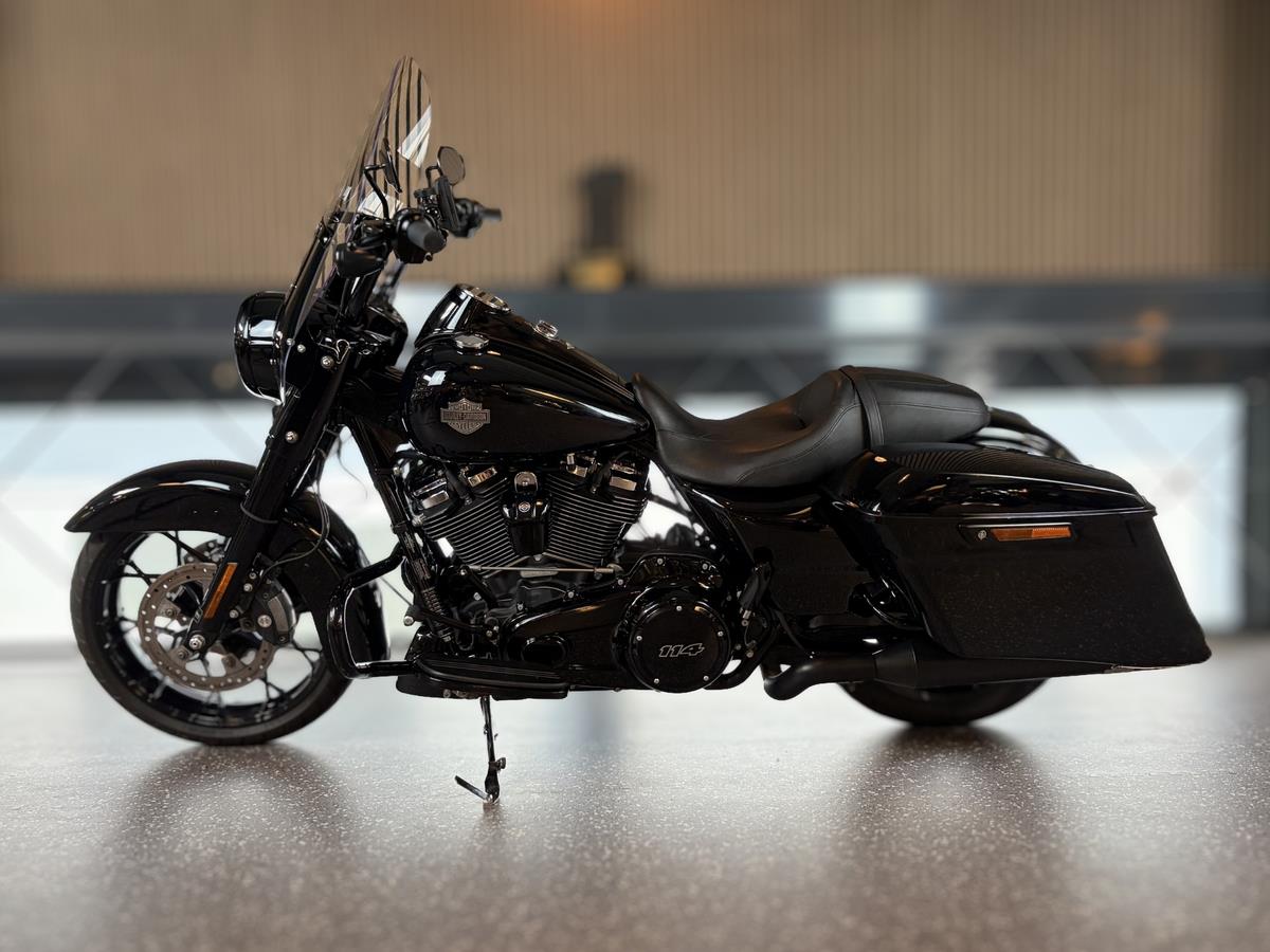 ROAD KING SPECIAL PERFORMANCE BIKE