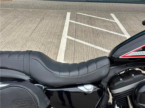 2012 HARLEY-DAVIDSON SPORTSTER XL883R ROADSTER