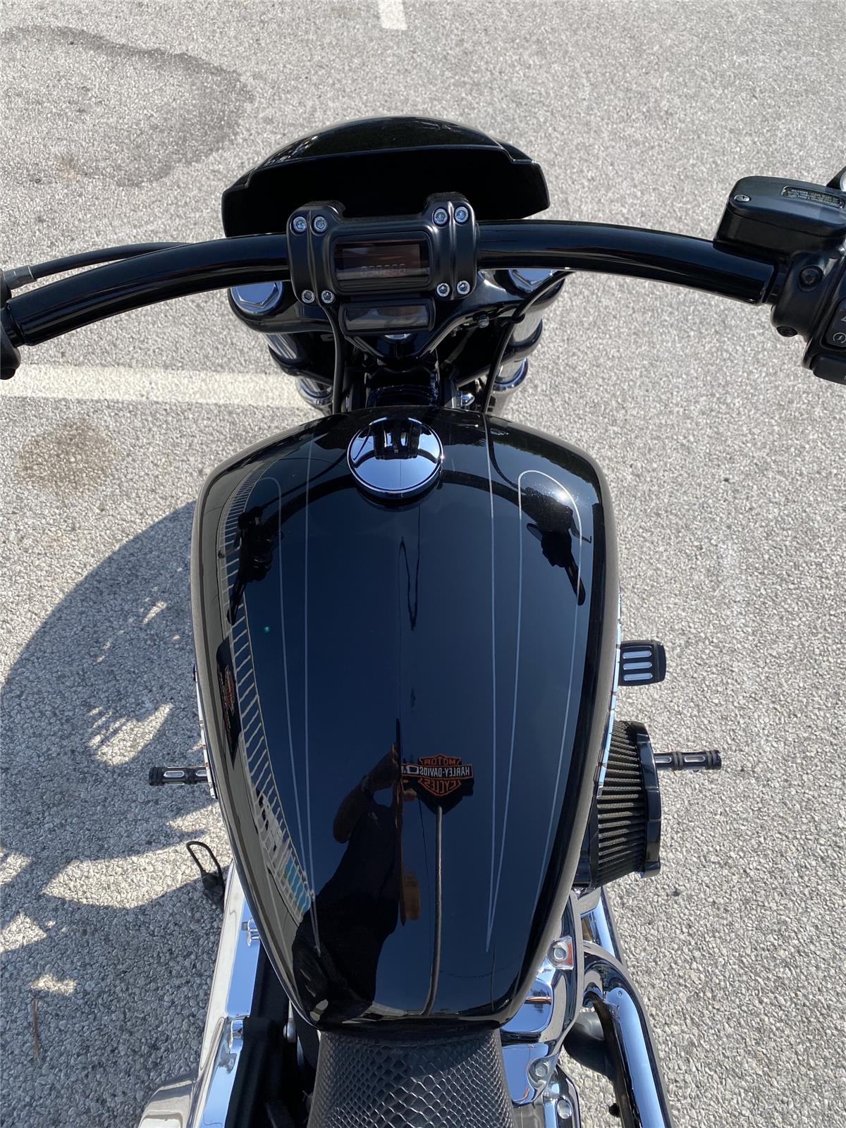2017 HARLEY-DAVIDSON BREAKOUT