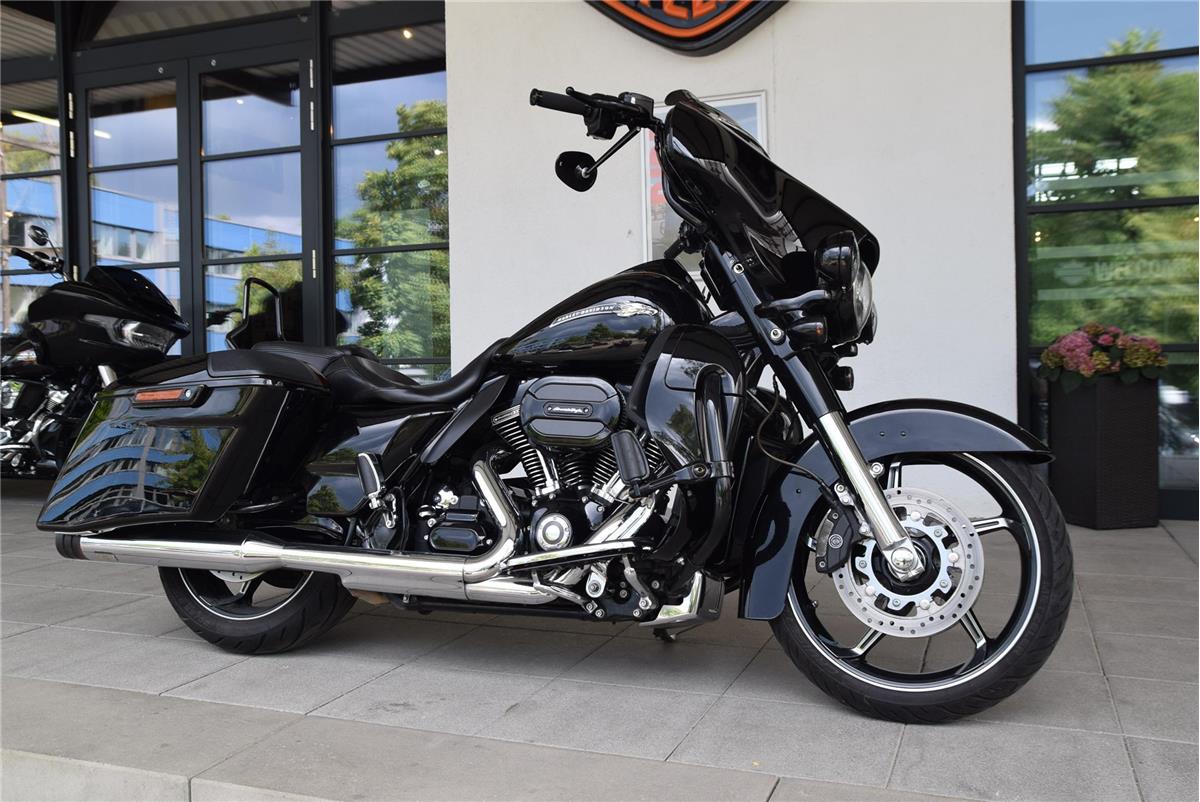 FLHXSE CVO Street Glide mit Jekill&Hyde Auspuff