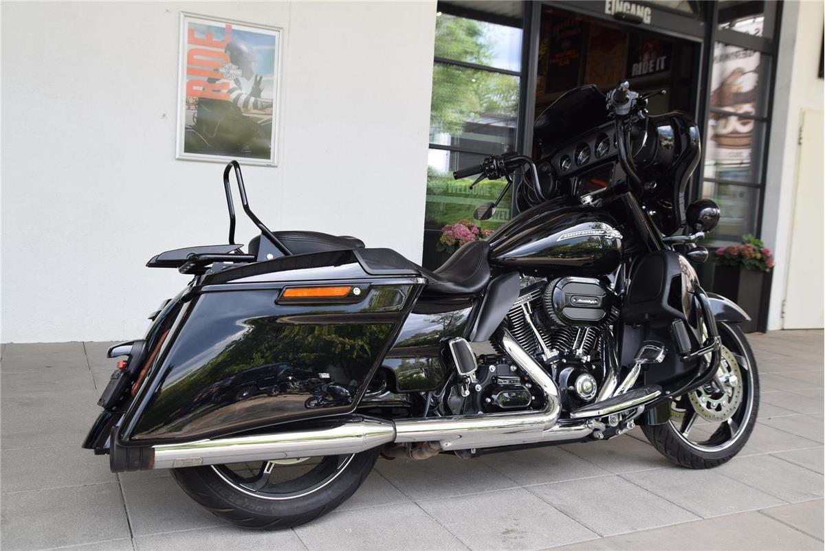 FLHXSE CVO Street Glide mit Jekill&Hyde Auspuff