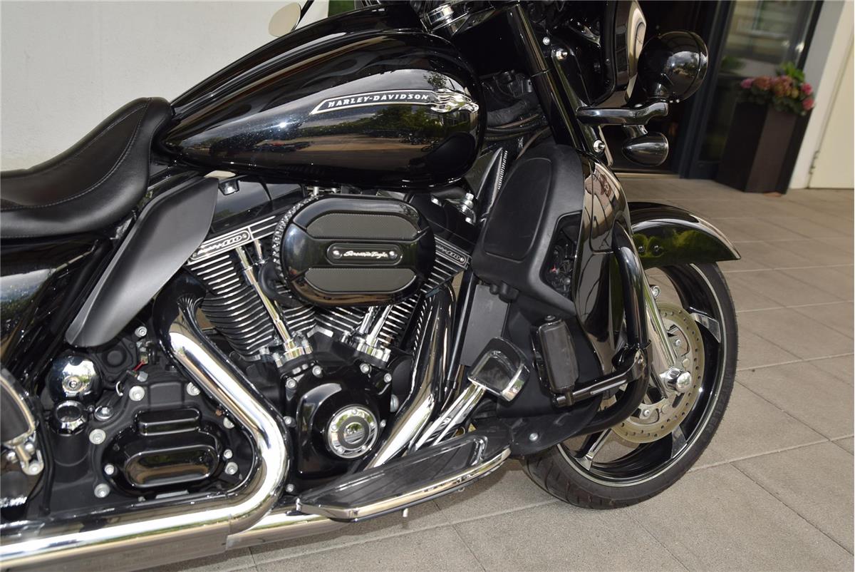 FLHXSE CVO Street Glide mit Jekill&Hyde Auspuff