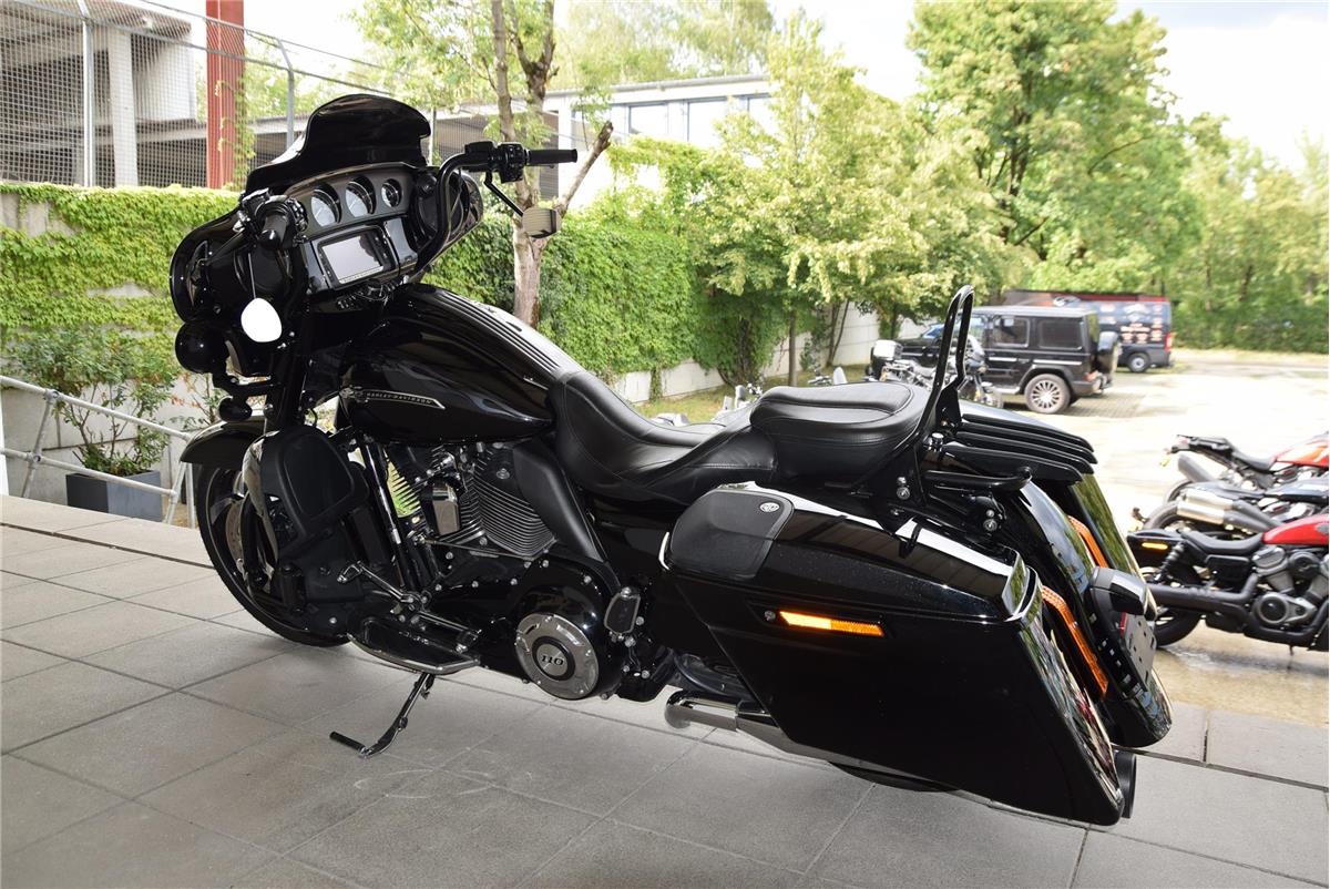FLHXSE CVO Street Glide mit Jekill&Hyde Auspuff