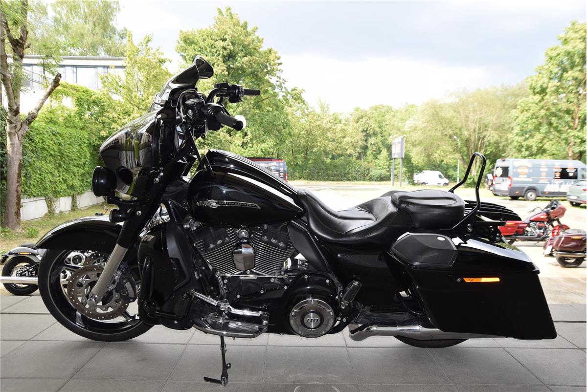 FLHXSE CVO Street Glide mit Jekill&Hyde Auspuff