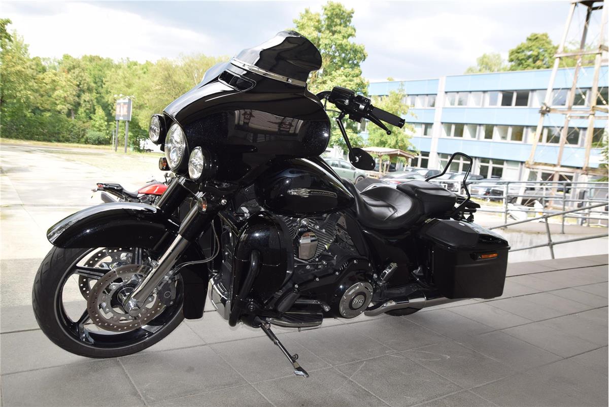 FLHXSE CVO Street Glide mit Jekill&Hyde Auspuff