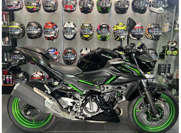 2025 KAWASAKI Z500 SE IN METALLIC MOONDUST GREY