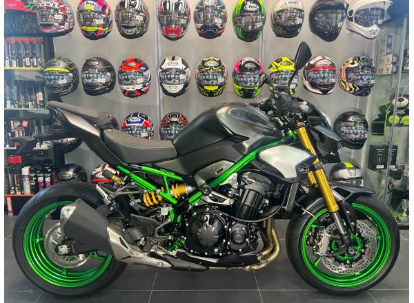 2026 KAWASAKI Z900SE IN METALLIC GRAPHITE GREY