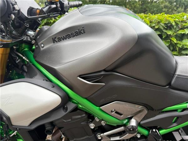 2026 KAWASAKI Z900 SE