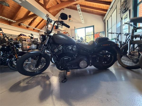 Harley-Davidson Softail STREET BOB 107