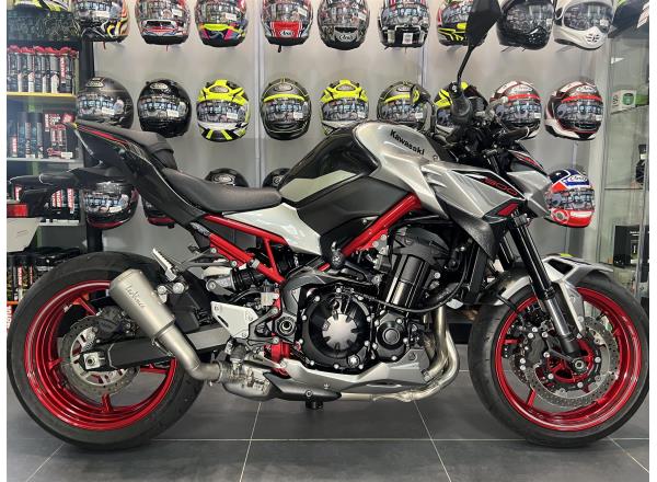 2023 KAWASAKI Z900 IN CANDY PERSIMMON RED / SILVER