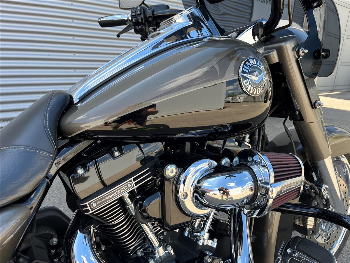 2014 Harley-Davidson CVO Road King FLHRSE