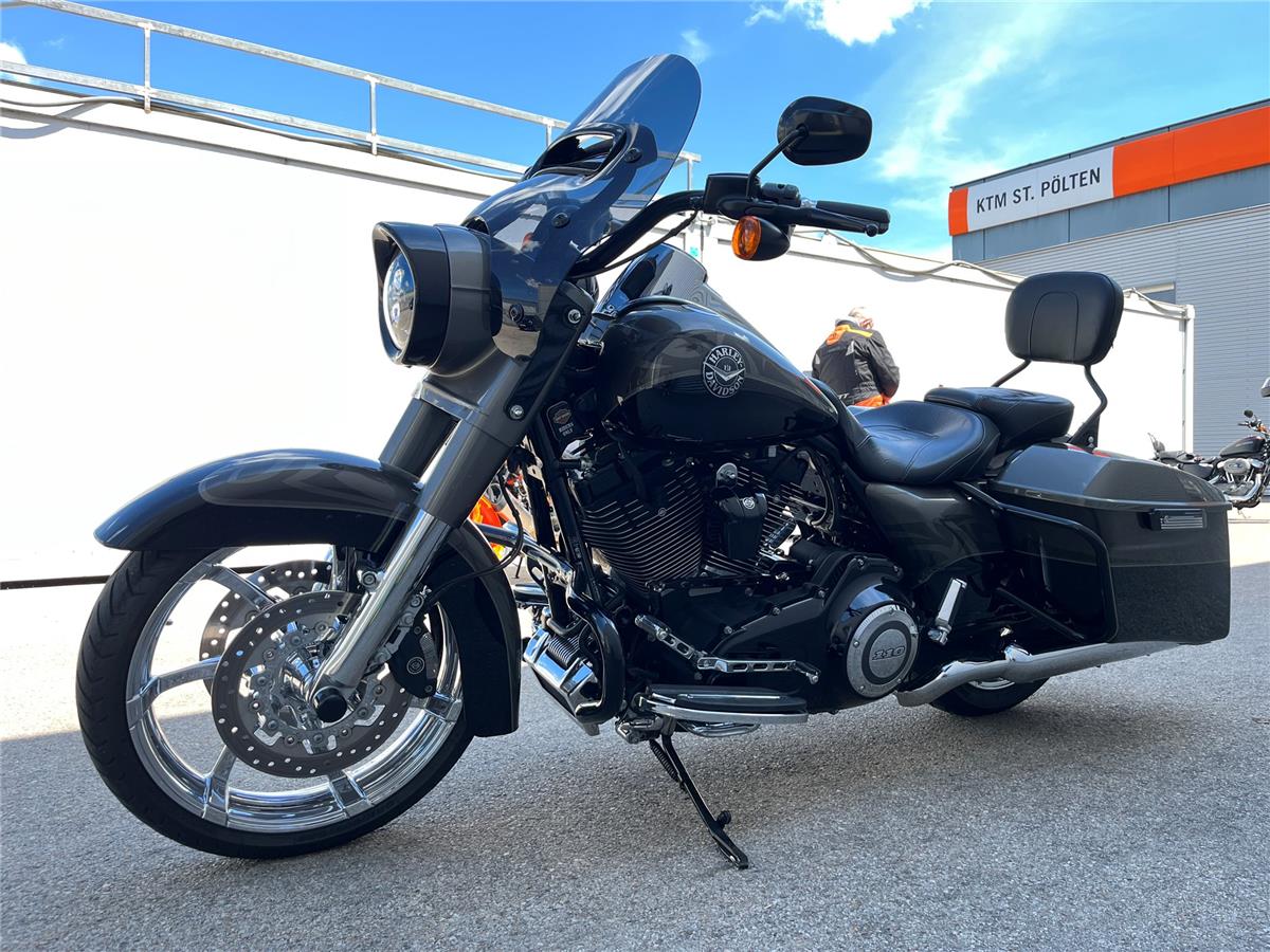 2014 Harley-Davidson CVO Road King FLHRSE