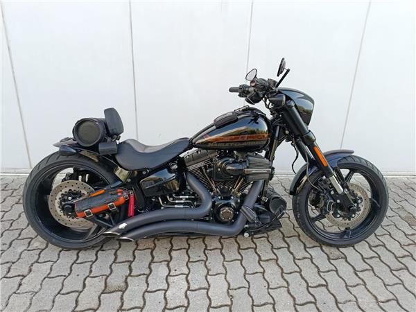 2017 CVO Pro Street Breakout