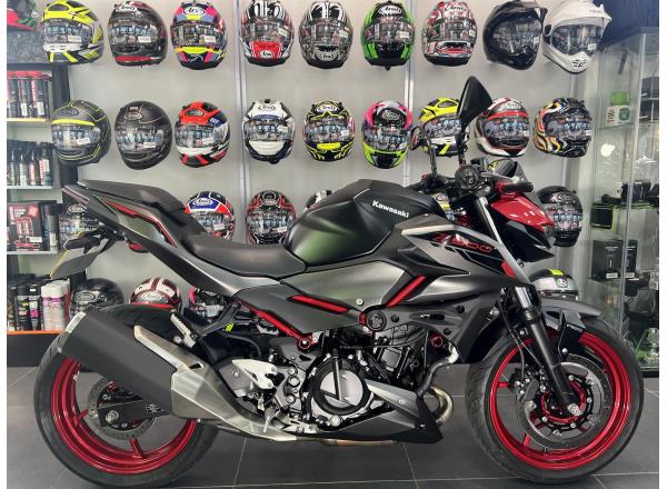2025 KAWASAKI Z500 SE IN CANDY PERSIMMON RED
